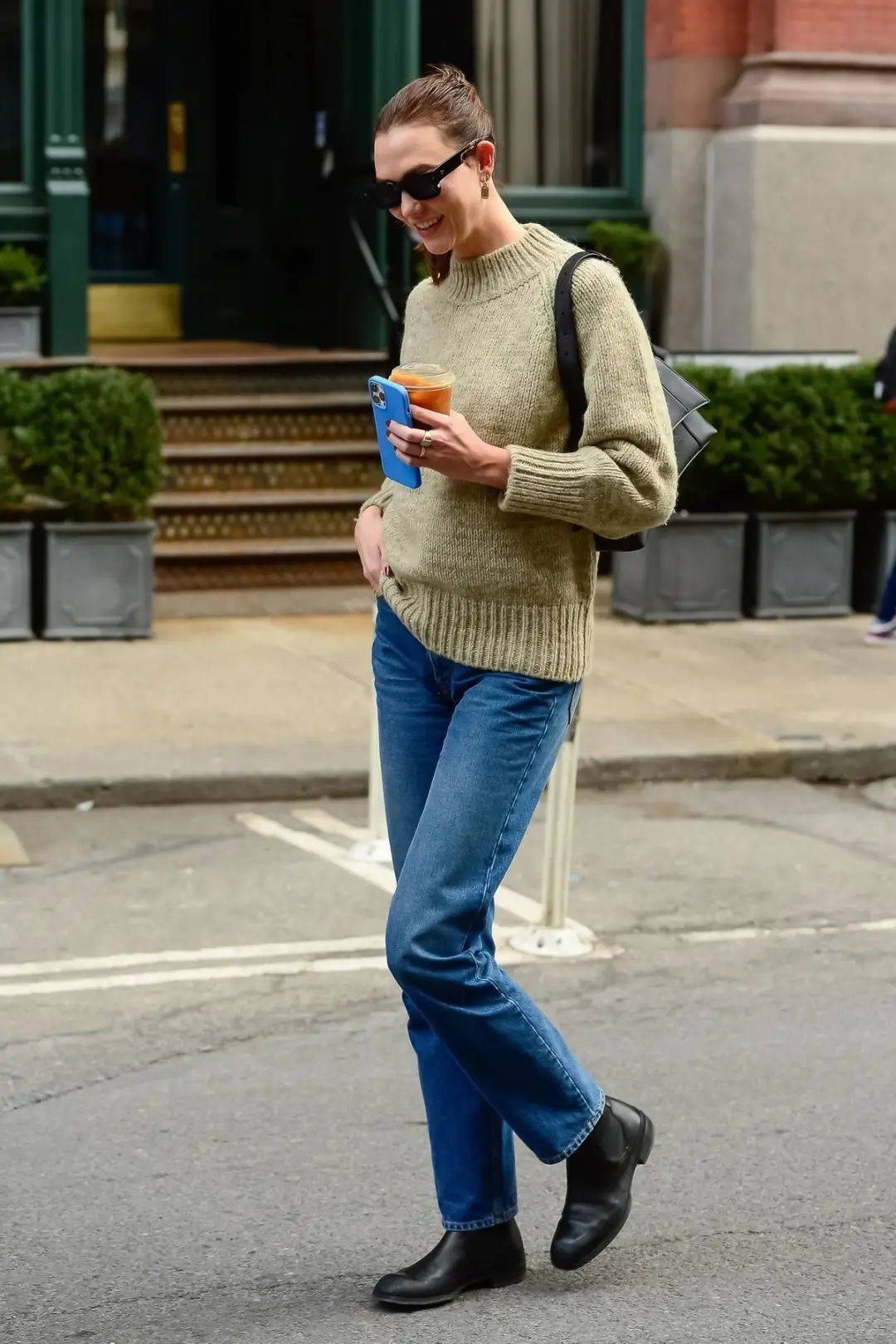 图片 欧洲“平民王妃”世纪同框，刘雯和宋妍霏都回归，张子枫绯闻事件后首现身！【海报街拍】