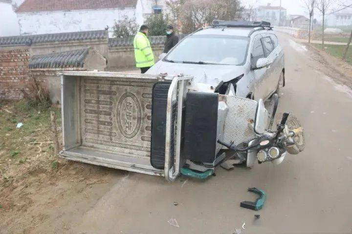 夏邑发生惨烈车祸轿车路口不减速撞倒三轮电车致2死1伤