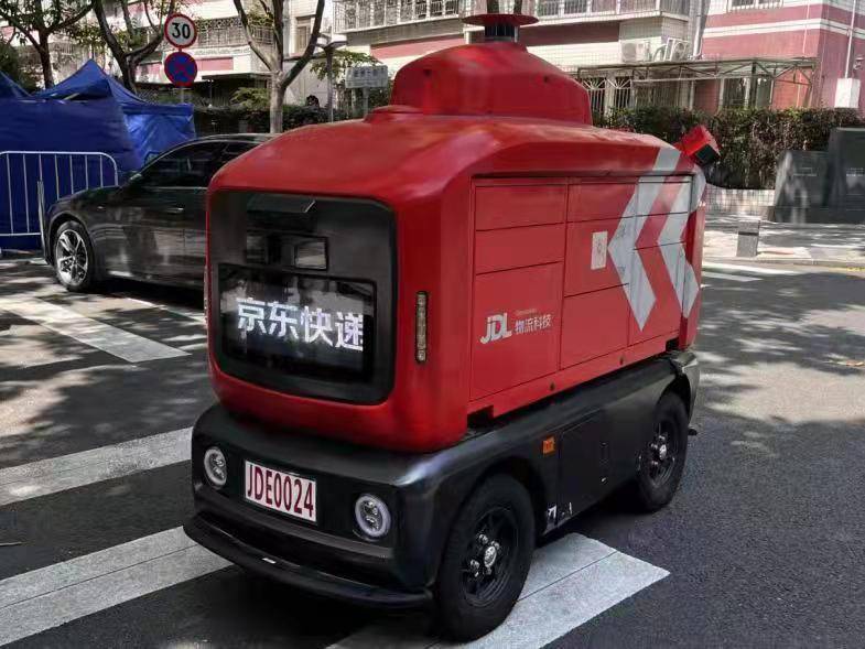 无人车进管控区送物资！沙头街道科技防疫迎来特殊快递员