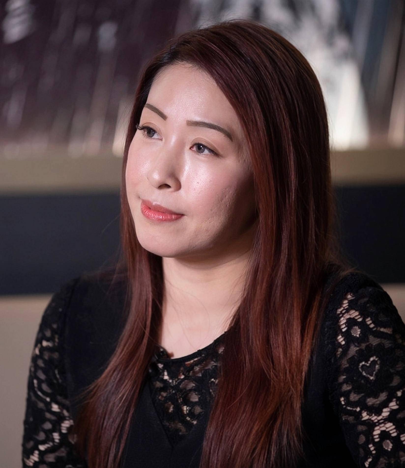 原创香港知名女星罕见现身父亲突然离世转型成地产经纪至今还单身