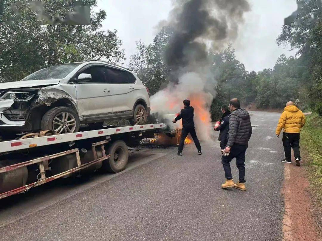 楚雄車禍事故車起火燃燒