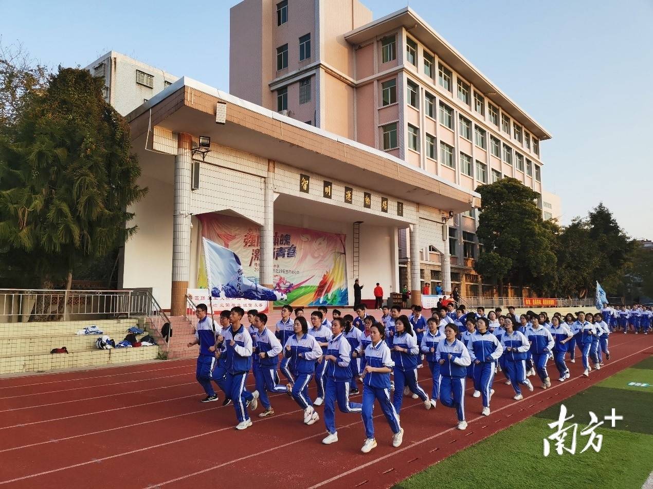 亮剑高考百日誓师梅州市曾宪梓中学举行2022届高考百日动员活动