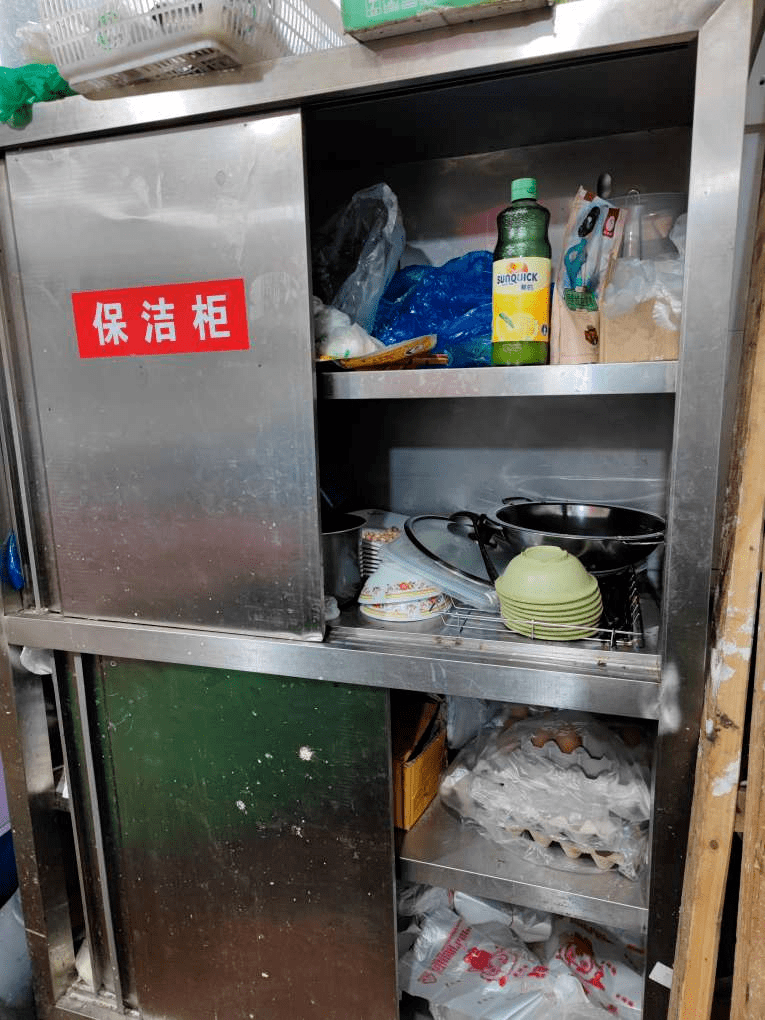 消毒柜规范使用;保洁柜内存放杂物,未按要求使用.5.