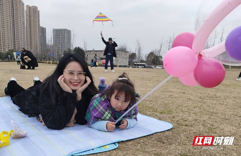 太阳|壮观！太阳一出来，草地上就“长”满了快发霉的湖南人