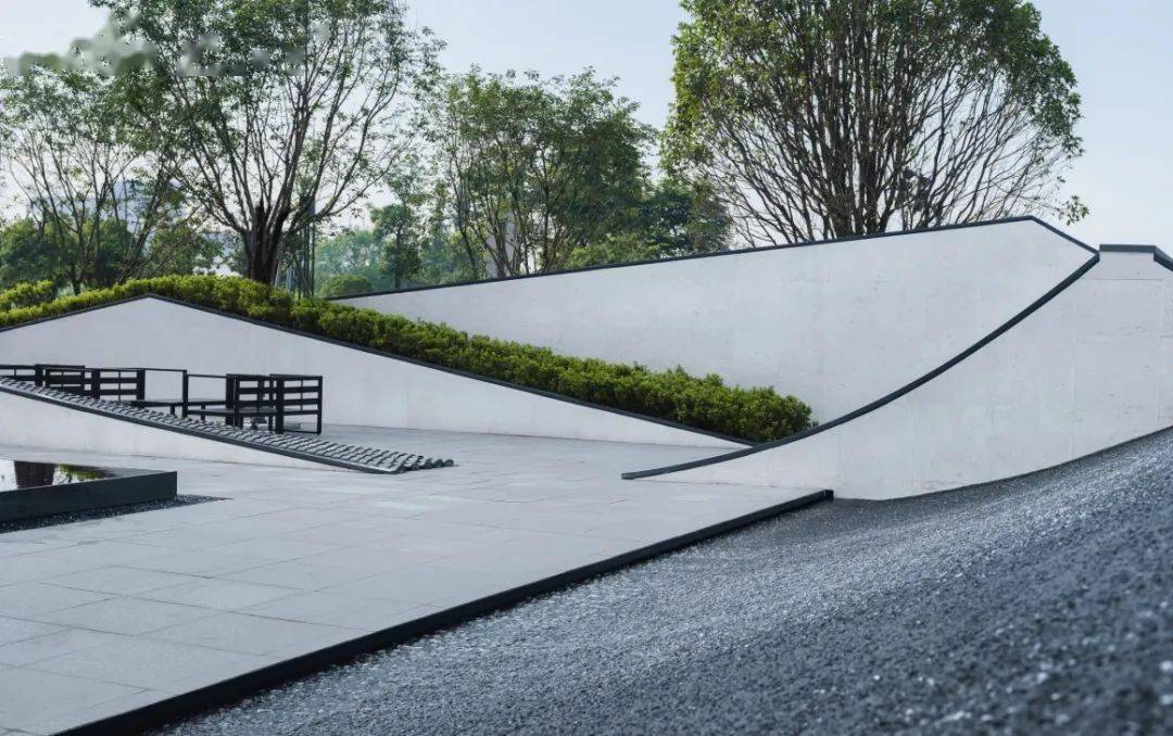 构筑物,白色景墙展示面,古镇青石板园路铺装基底,湖丝特色的小品形状