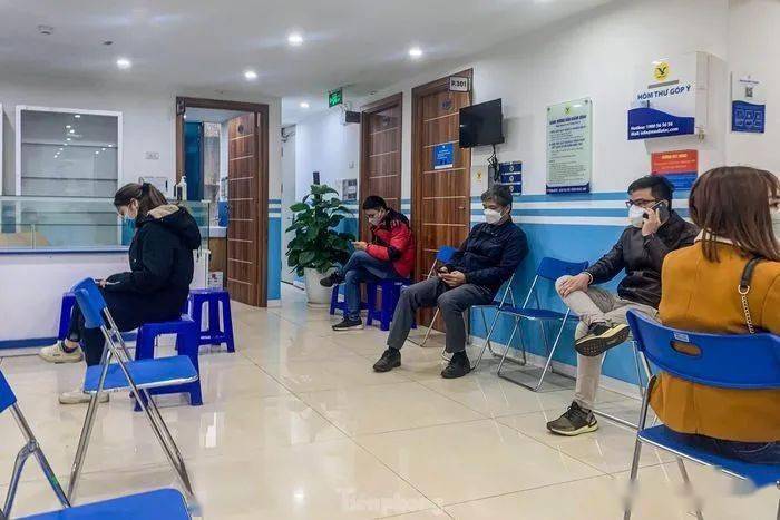 越南疫情严峻河内一日新增病例超一万市民在医院排长龙验核酸