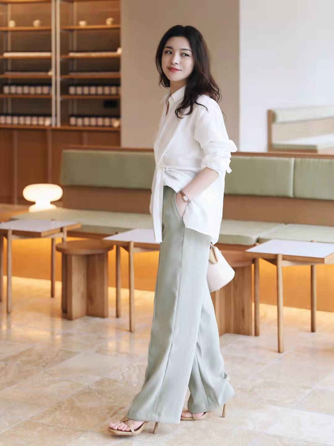 今年春天流行"高跟鞋 阔腿裤",小个子这样穿,显高时髦又气质