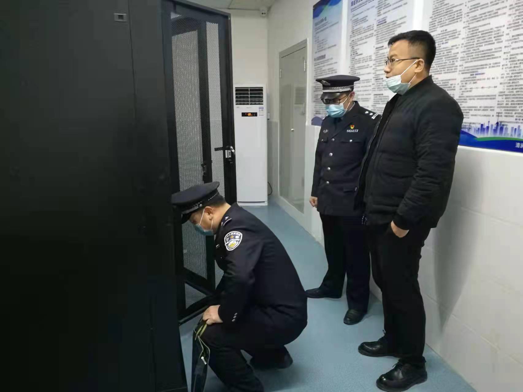 网警巡查执法图片