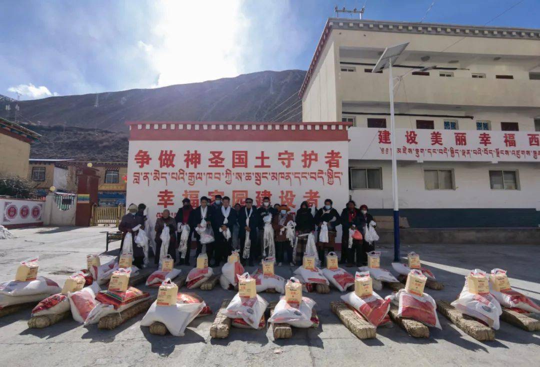 活动现场,两位致富带头人为吉达乡43户低收入群众送