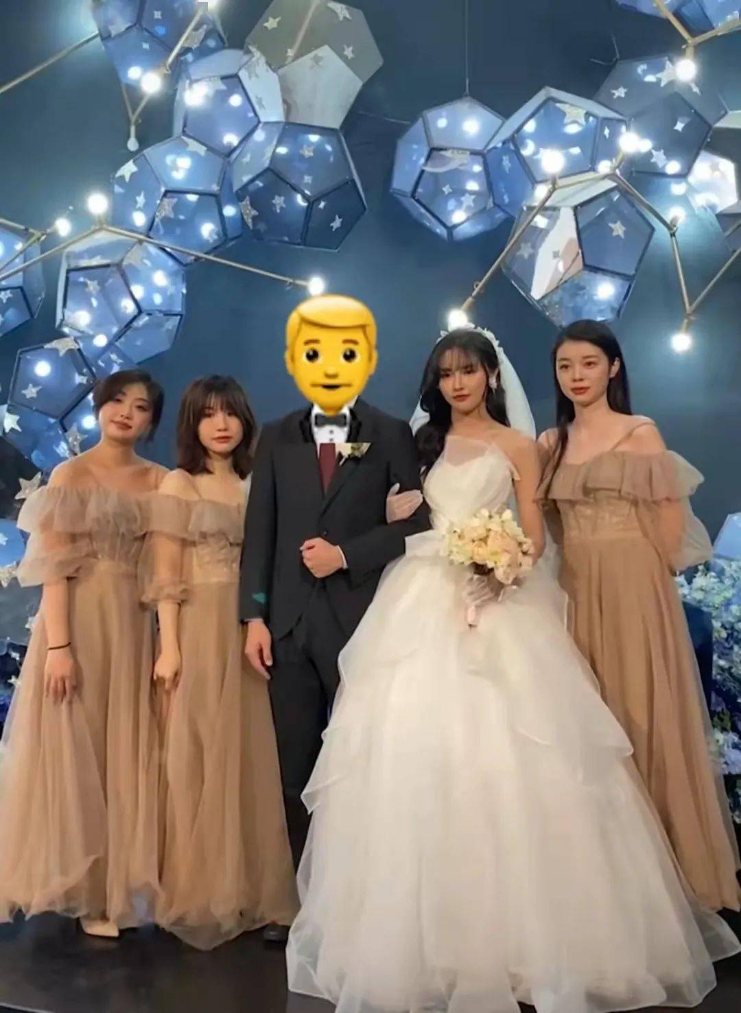 美女网红官宣与男星结婚戴52万大钻戒吸睛换四套礼服婚礼奢华