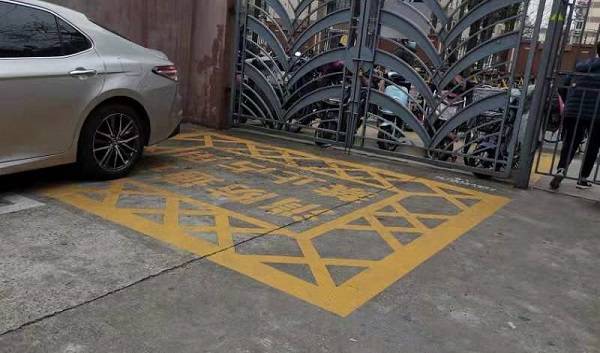 小区消防通道内外两侧都被车海堵住居民担忧安全隐患