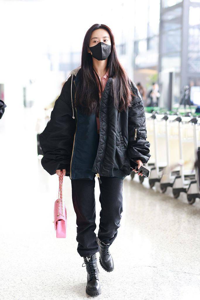 黑色 甜酷机能风！孟子义穿黑色棉夹克搭配粉色针织开衫