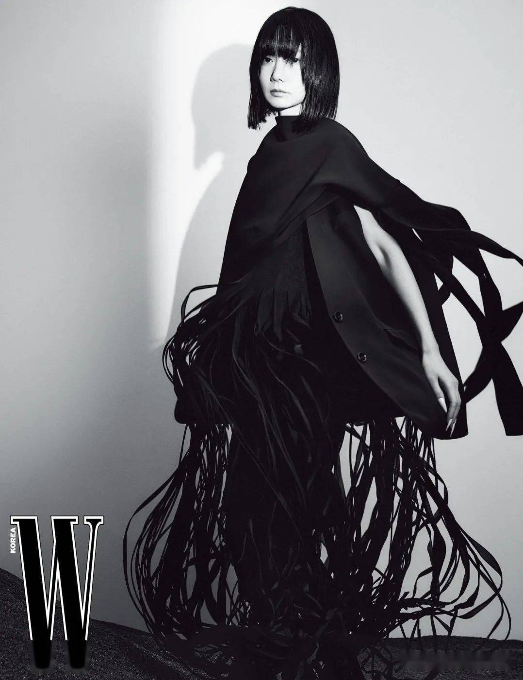 组图韩国女星裴斗娜w杂志写真大片率性短发气质超然