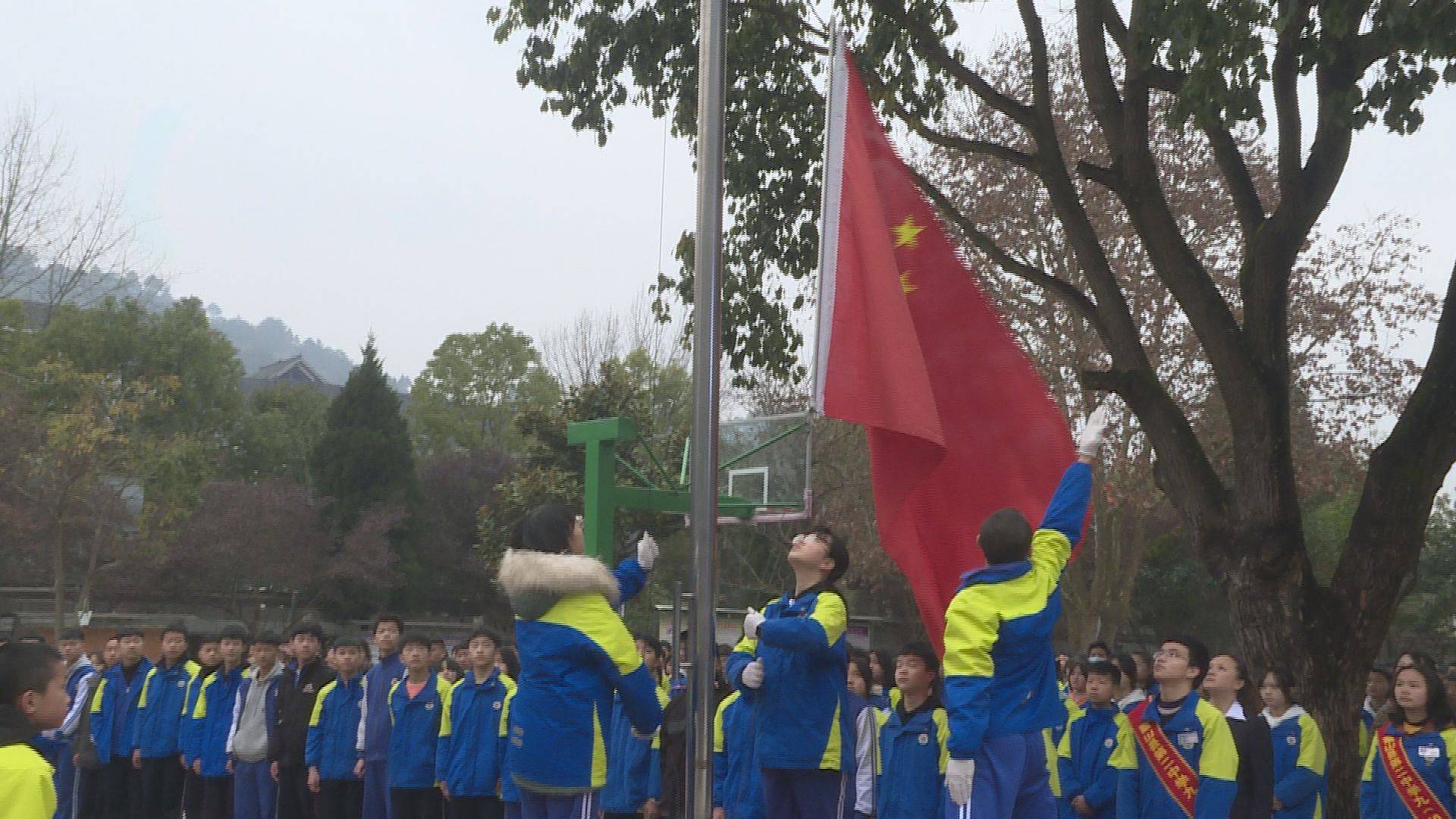 记者在雷山县第二中学操场上看到,师生们精神抖擞,以崭新的姿态迎接着