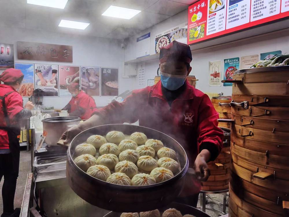 新华|凌晨4点开始准备 温江爱心包子铺为“疫”线连送一周早餐