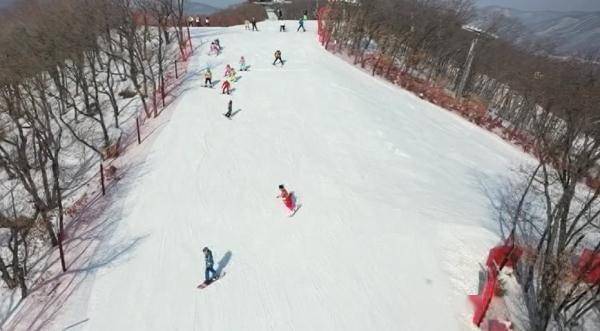 滑雪双鸭山9岁小女孩穿汉服滑雪，美翻了！