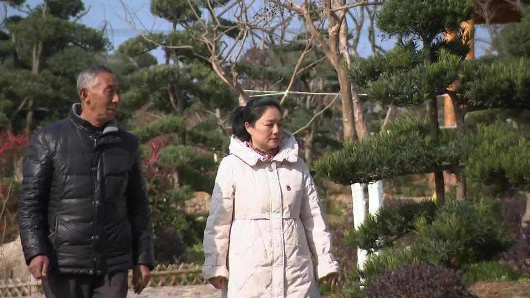 回村后就带头进行试点种植,并成立了长兴泗安拾爱玫瑰专业经济合作社