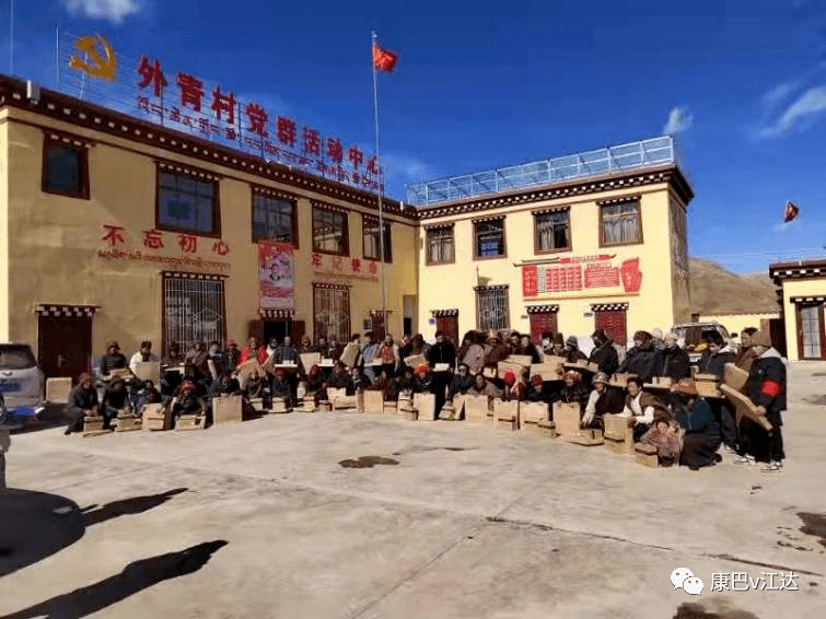 江达县委常委,统战部部长,政协党组副书记洛松丁增深入同普乡,岗驼蝌