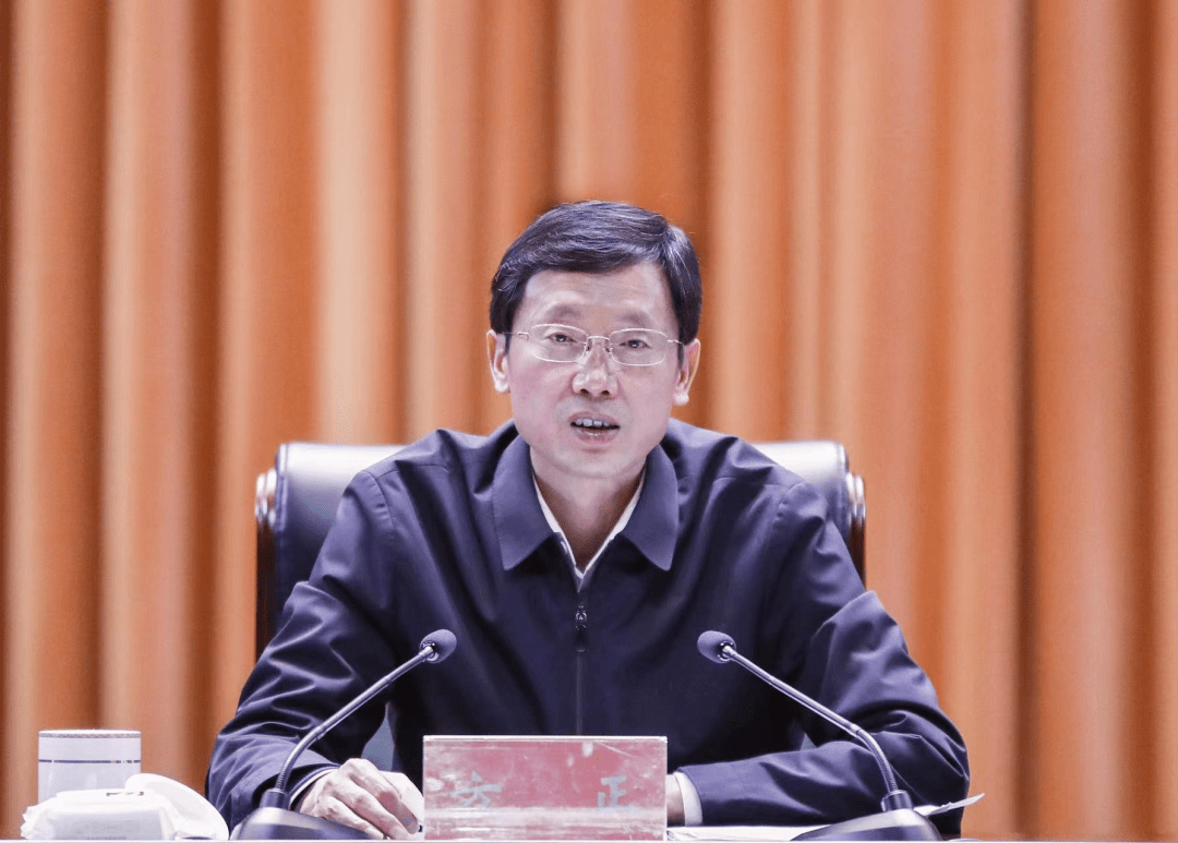 会前,方正,朱浩东,金庆丰,张夏林,田昕,廖强会见了出席会议的部分领军