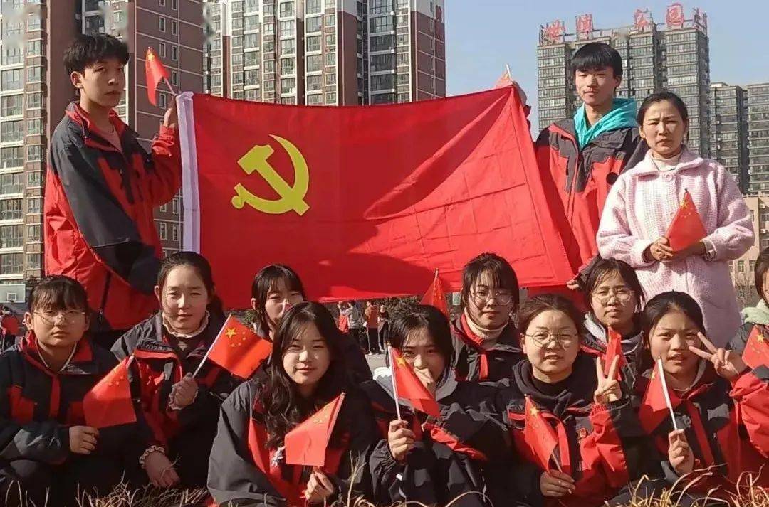 武陟中学童心向党我和党旗团旗合个影