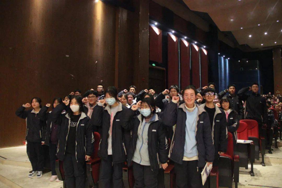 遂宁东辰荣兴国际学校高中部举行高考百日誓师大会