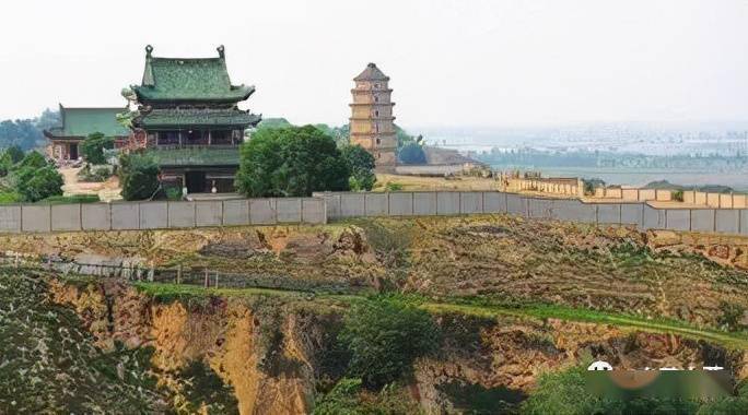 大荔县朝邑镇大寨子村,有一个金龙寺,寺内建有一塔,名