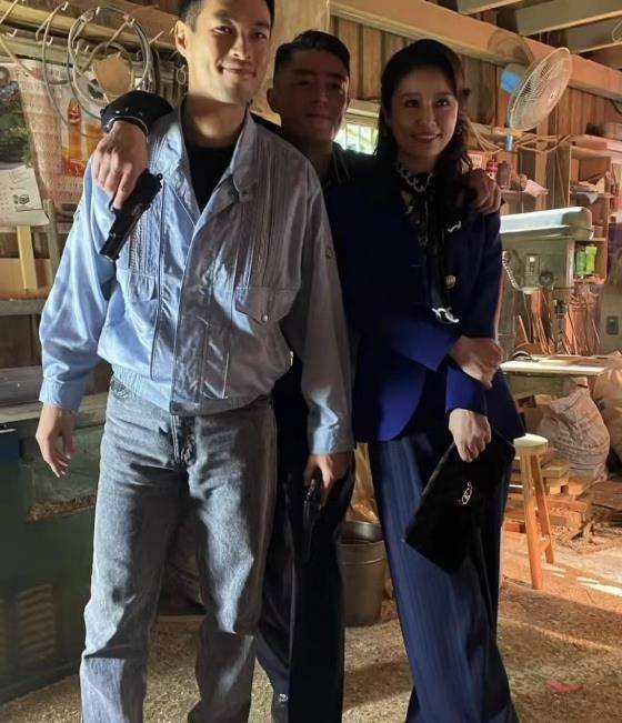 事业46岁林心如携众女星拍大片，穿超短裙秀大长腿，性感又霸气