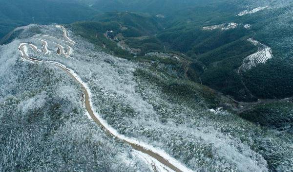 咸宁|湖北咸宁：航拍春雪大幕山美景