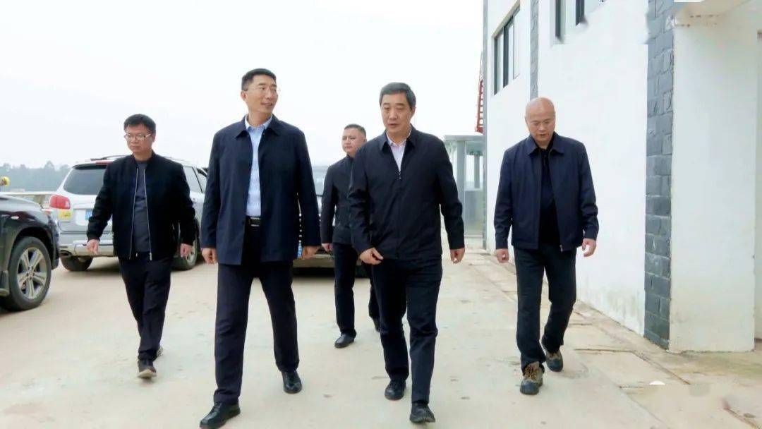 3月1日,贵港市人大常委会主任,水利项目工作专班组长闫九球率队到桂平