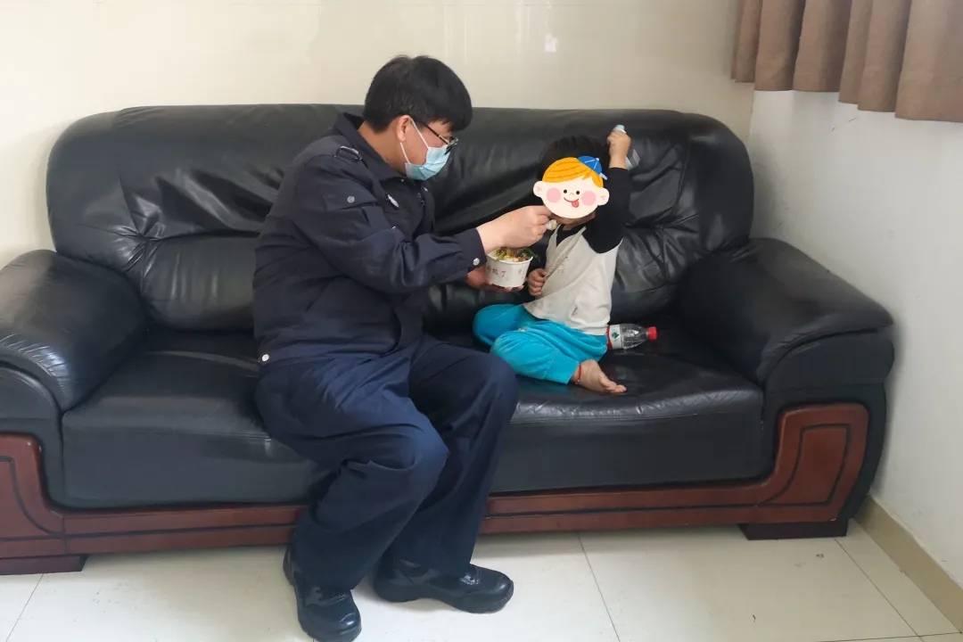 天还没亮,东莞一穿尿裤的小男孩在街边游荡……_孩子_西溪村_花城