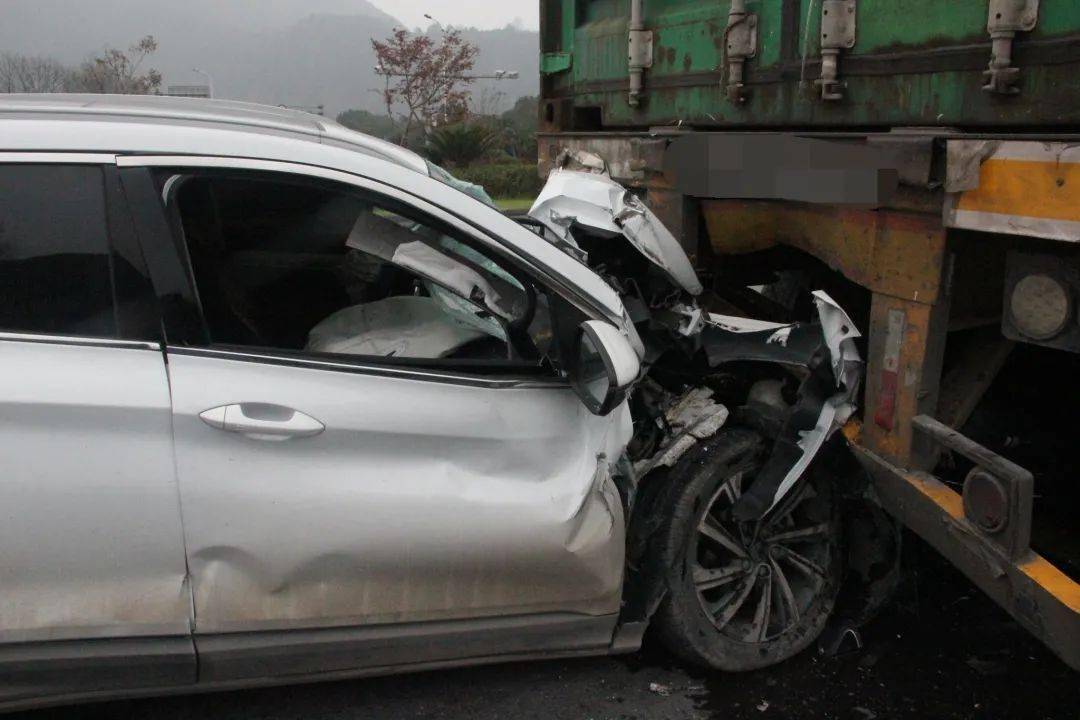 丽水一路口发生追尾!轿车车头直接没了