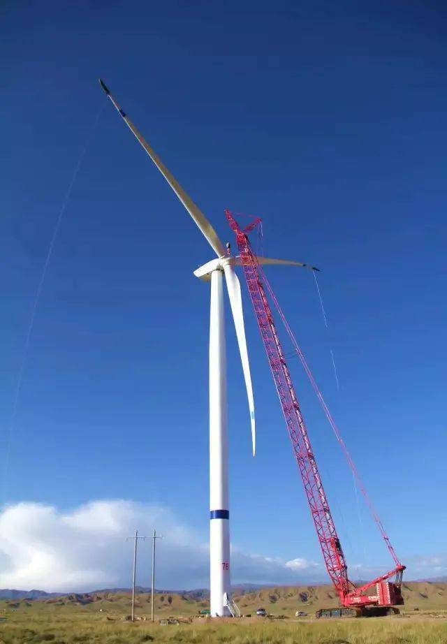 吊装图集共和200mw风电场首台风电机组吊装成功