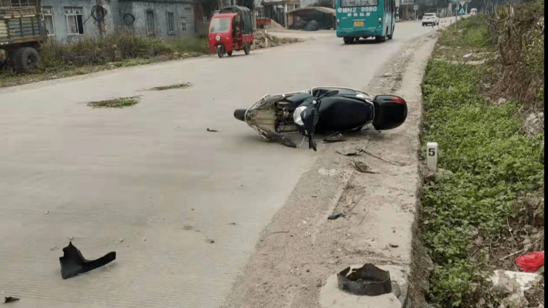 不戴头盔后果很严重!钦州一男子骑摩托追尾大客车,全责