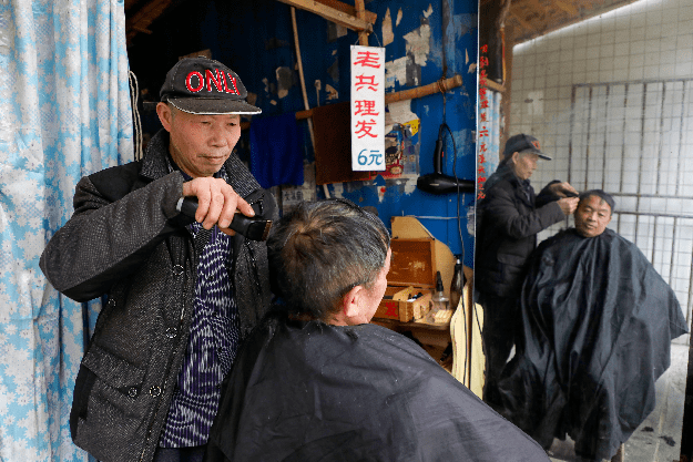 绥阳:二月二龙抬头 市民扎堆剃龙头