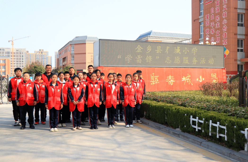 金乡县春城小学开展学雷锋主题升旗仪式,各类环保志愿服务活动,手抄报