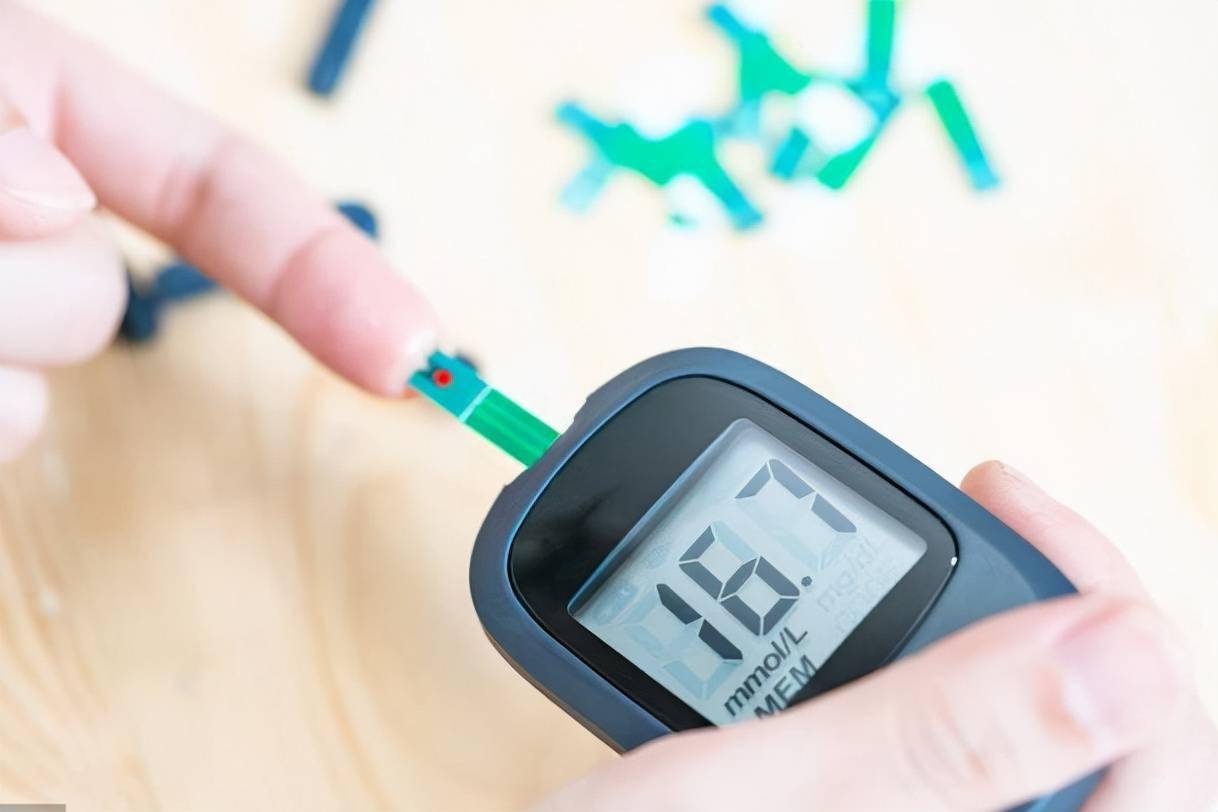 方面采用最佳的治疗方法为:服用药物,定期检测血糖数据变化为稳定性