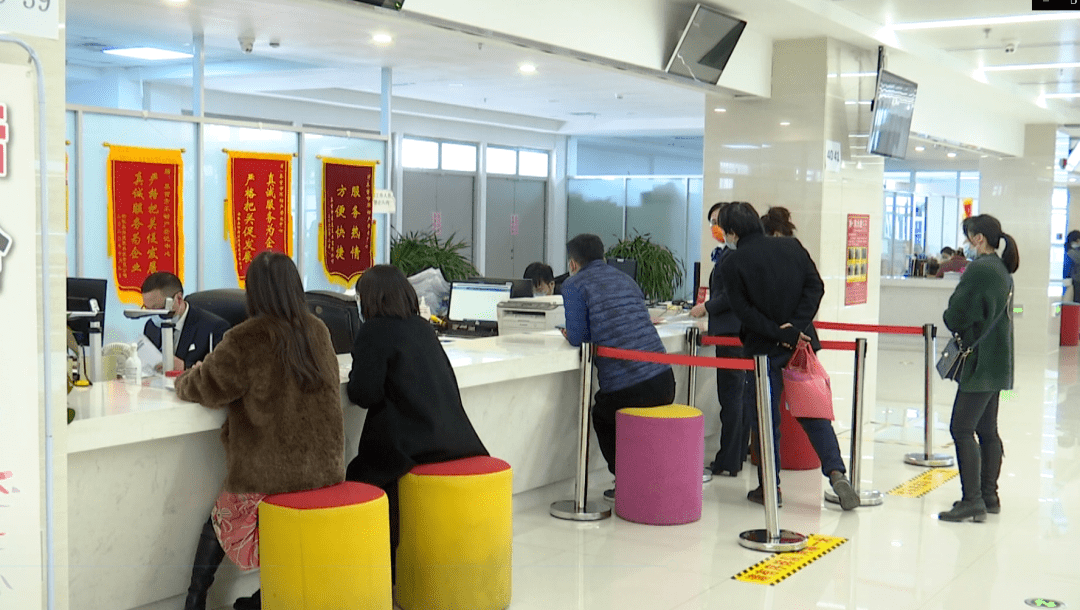 近日,市民昝永亭来到界首市民中心办理不动产证,让他没想到的是,以前