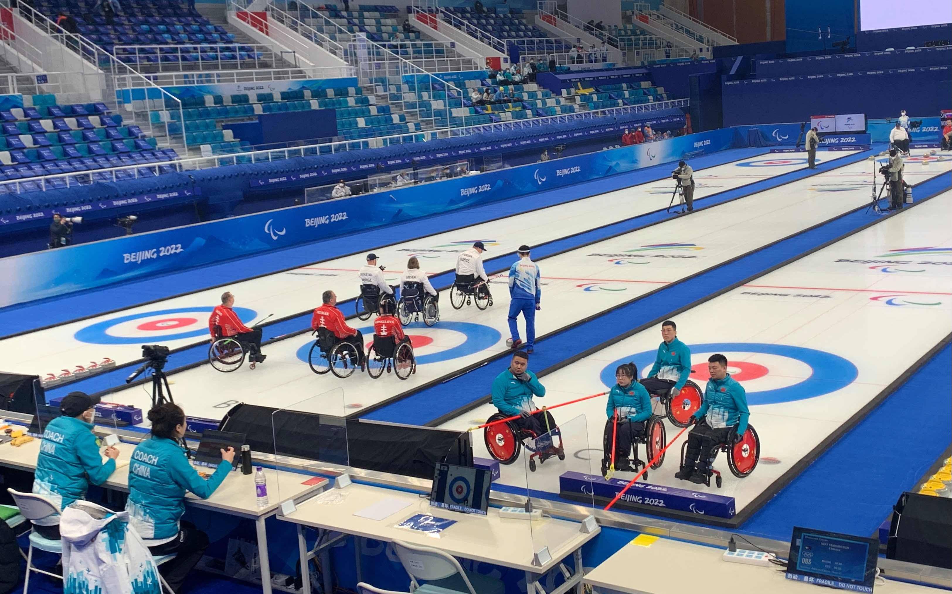 加拿大队|轮椅冰壶两连败，为给队员减压，岳清爽新曲目都准备好了