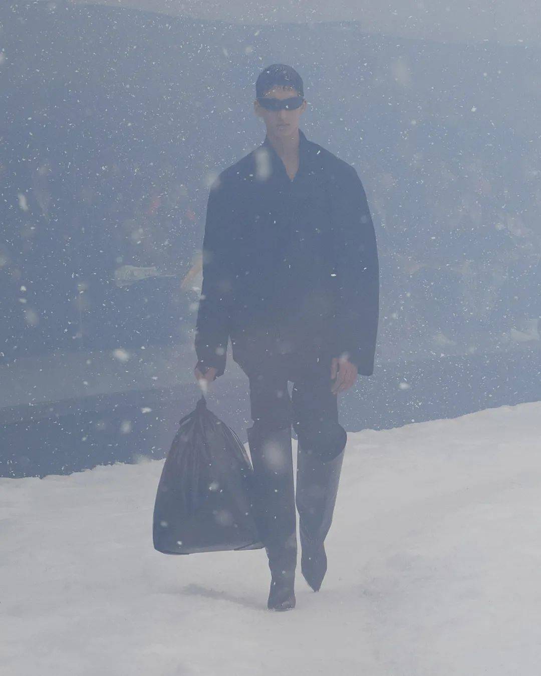 服装BALENCIAGA冒雪走秀，想传达什么？