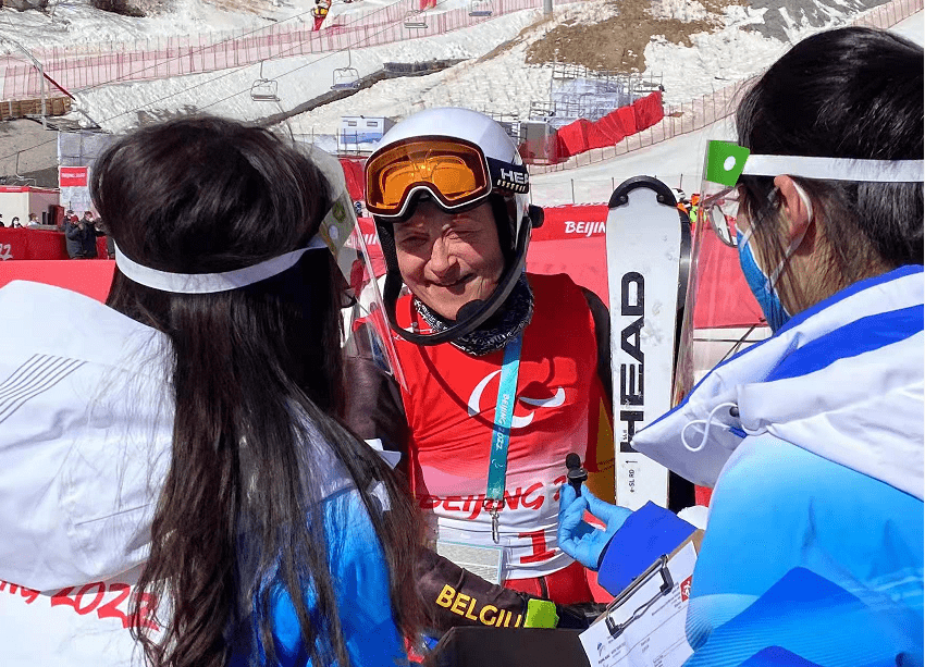 项目|女儿做引导，57岁冬残奥运动员：滑雪运动不只属于年轻人