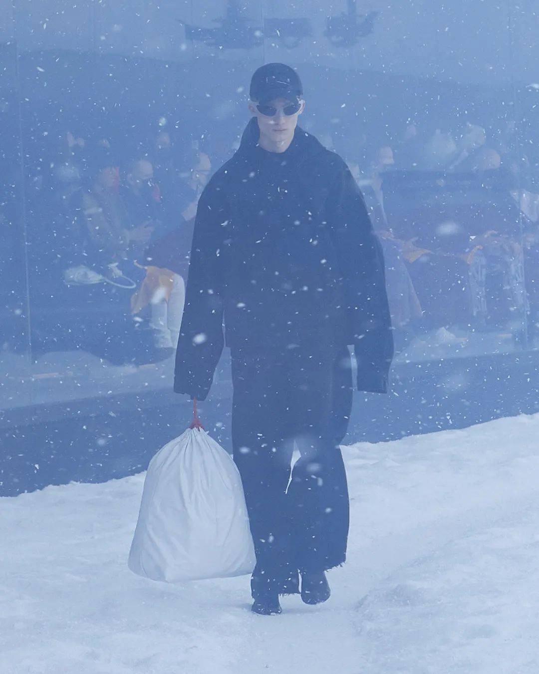 冒雪 BALENCIAGA冒雪走秀，想传达什么？