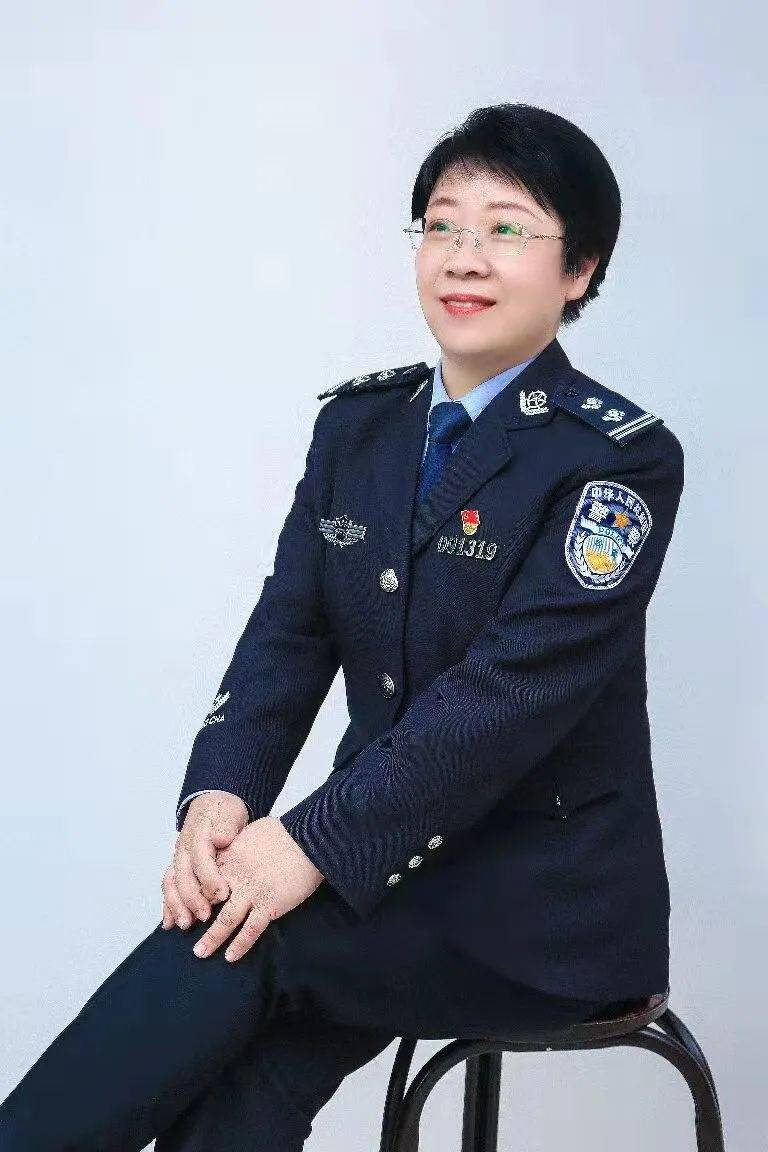 喜报张建华李利丽获得全国公安机关突出女民警好警嫂荣誉