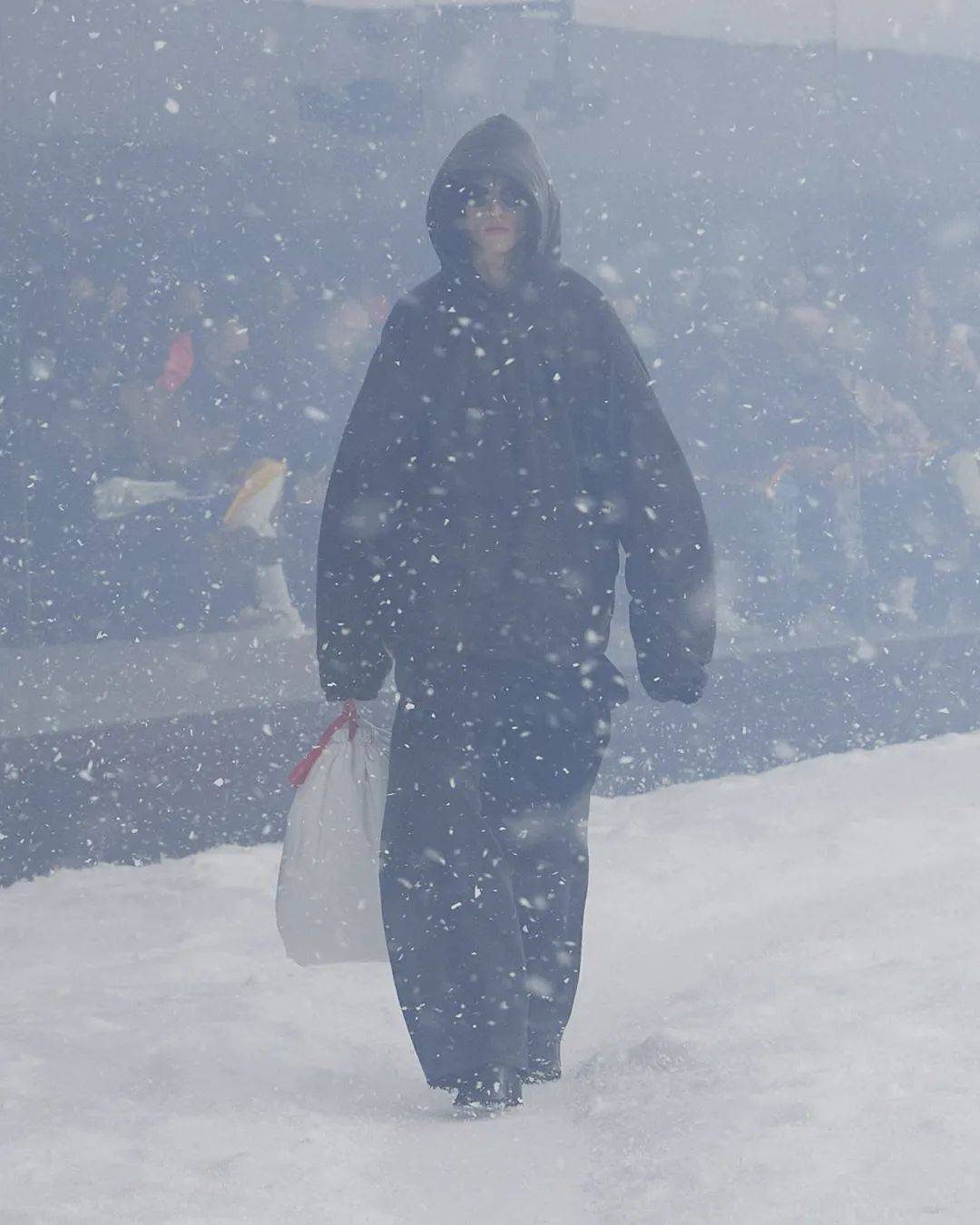 服装BALENCIAGA冒雪走秀，想传达什么？