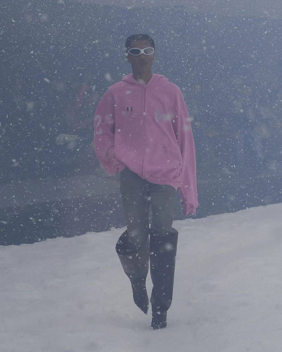 服装BALENCIAGA冒雪走秀，想传达什么？