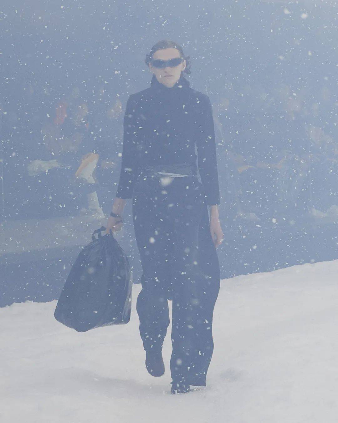 冒雪 BALENCIAGA冒雪走秀，想传达什么？