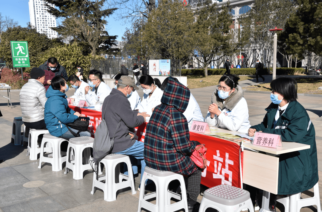 煙臺毓璜頂醫院團委舉行35學雷鋒志願服務義診活動