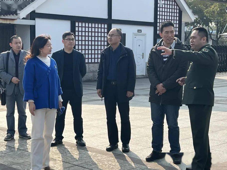 镇海区委常委穆伟军,镇海区发改局党委书记,局长宋琪等领导的陪同下
