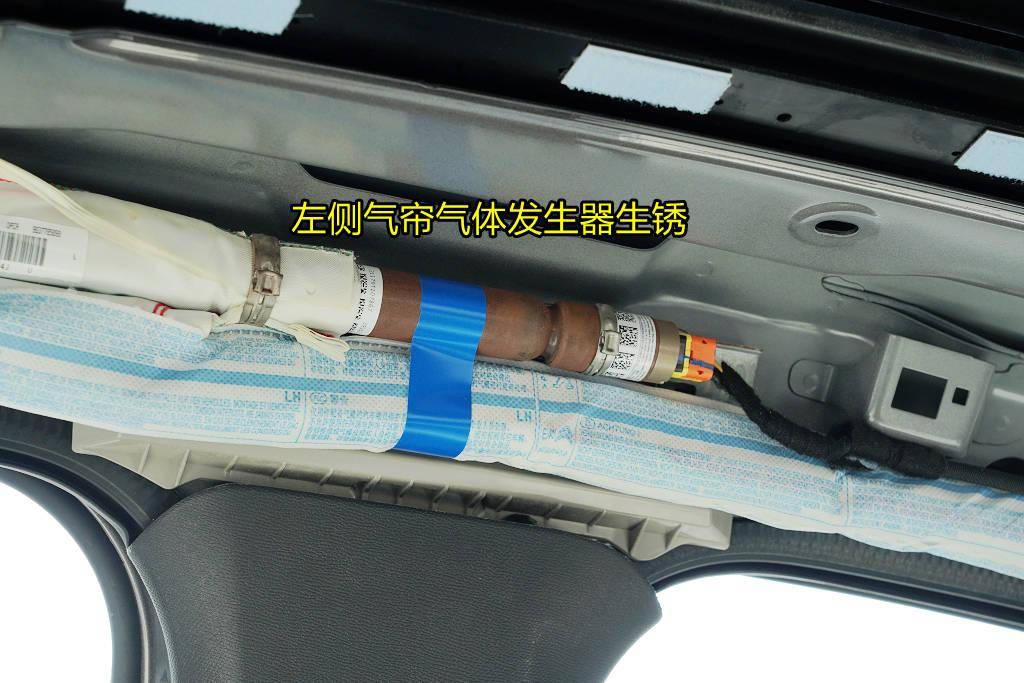 我们这台凡尔赛c5 x是配备了侧气帘的,不过左右两个侧气帘的气体发生