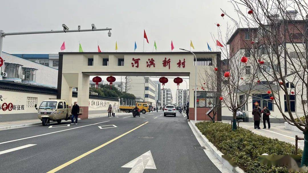 94大门改造前常州市金坛区河滨(北戴)小区北靠南环一路,西,南临滨河