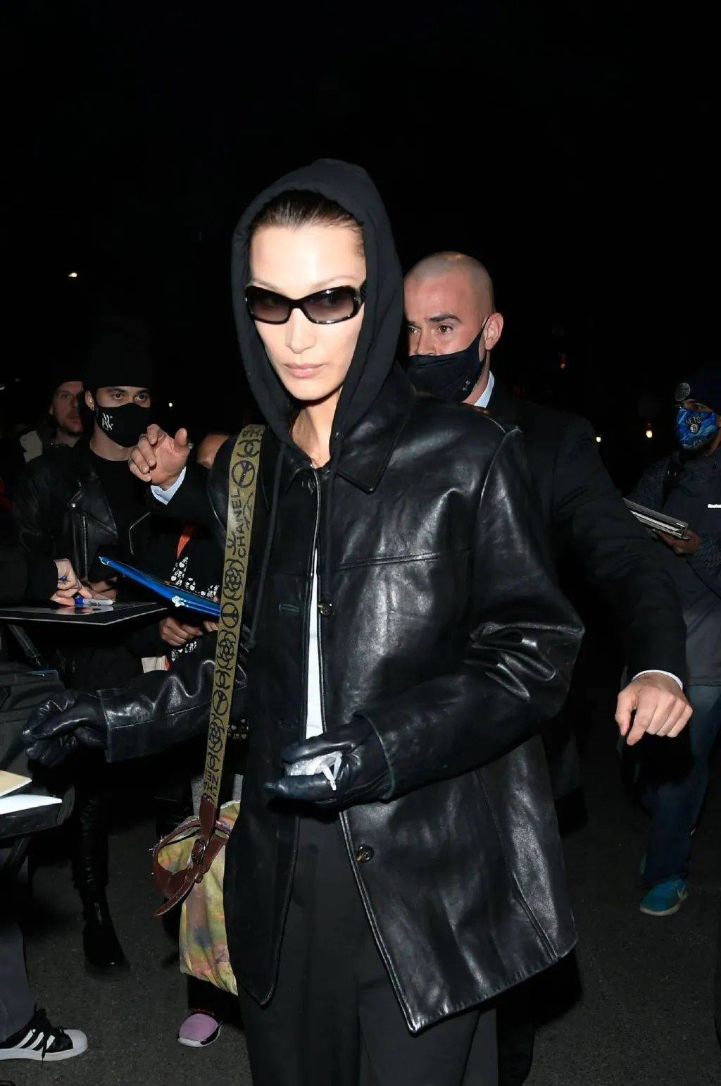 服装下周穿什么 | Bella Hadid带男友在时装周溜达，我却爱上她的短上衣